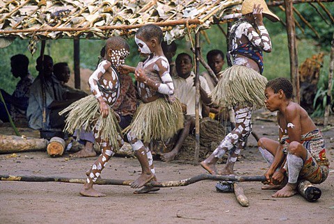 ETHNO : LE PETIT PEUPLE DE LA FORET : LES PYGMEES