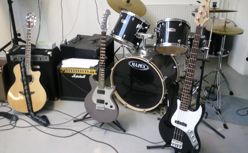 Découverte des instruments de la section rythmique : guitare, basse, batterie