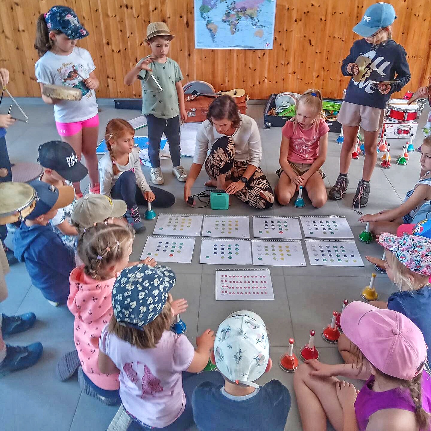 Des enfants participent à un atelier d’éveil musical